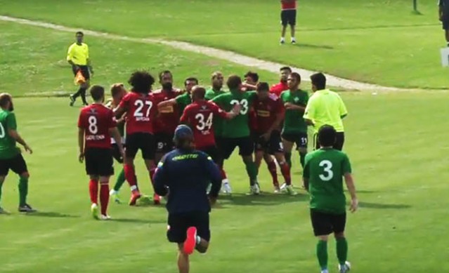 Sakaryaspor maçı kavga çıkınca yarıda kaldı!