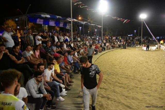 Karasu'da Plaj Futbolu Resitali