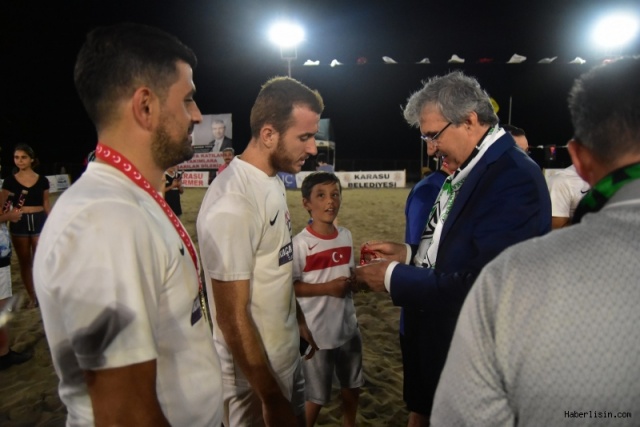 Karasu'da Plaj Futbolu Resitali