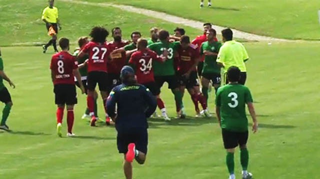 Sakaryaspor maçı kavga çıkınca yarıda kaldı!