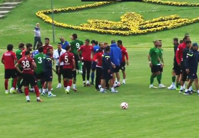 Sakaryaspor maçı kavga çıkınca yarıda kaldı!
