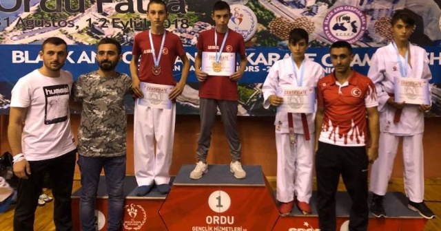Hendekli karateciler fırtına gibi esti