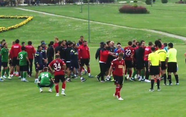 Sakaryaspor maçı kavga çıkınca yarıda kaldı!