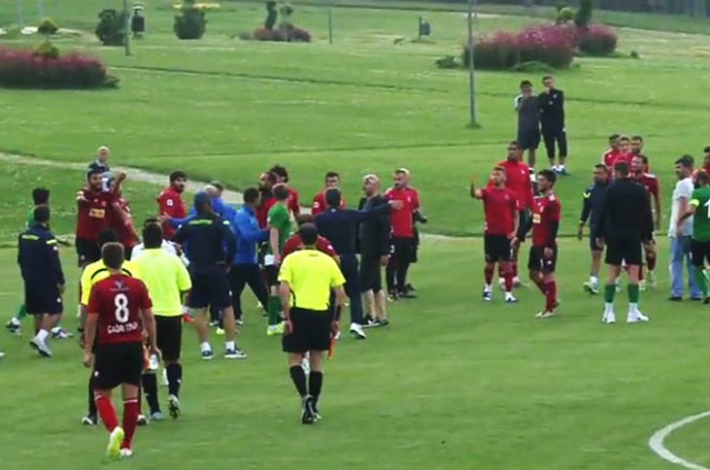 Sakaryaspor maçı kavga çıkınca yarıda kaldı!