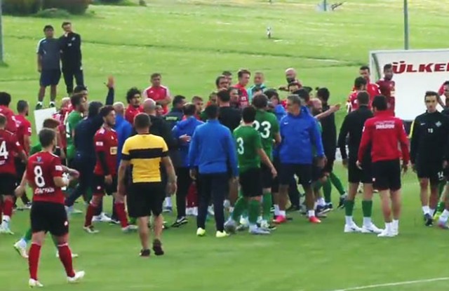Sakaryaspor maçı kavga çıkınca yarıda kaldı!
