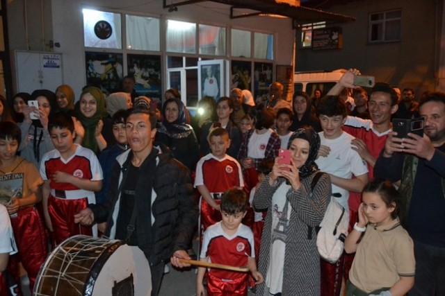 Şampiyona davullu zurnalı karşılama