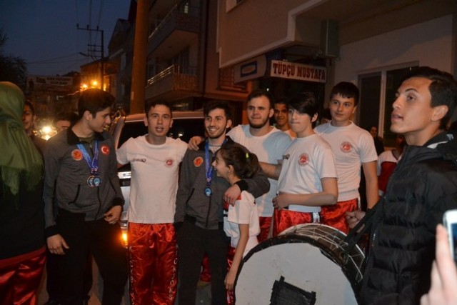 Şampiyona davullu zurnalı karşılama