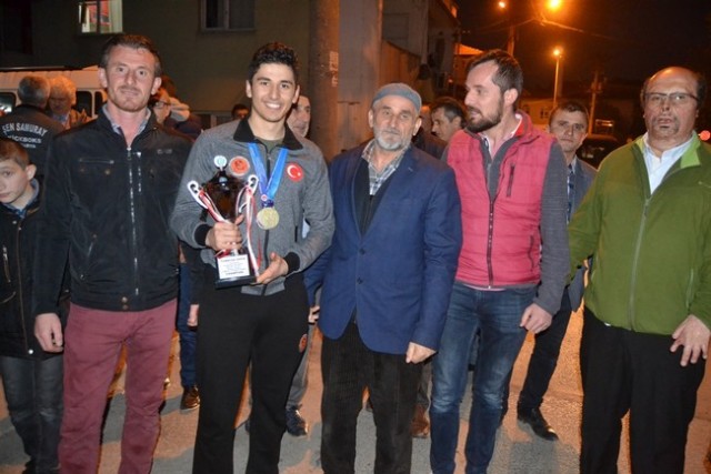 Şampiyona davullu zurnalı karşılama