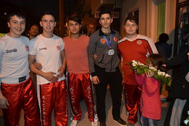 Şampiyona davullu zurnalı karşılama