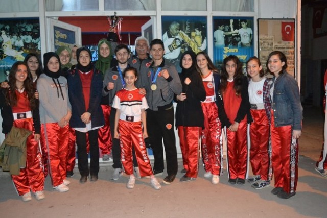 Şampiyona davullu zurnalı karşılama