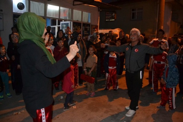 Şampiyona davullu zurnalı karşılama