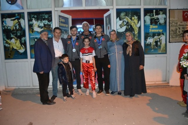 Şampiyona davullu zurnalı karşılama