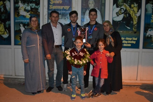 Şampiyona davullu zurnalı karşılama