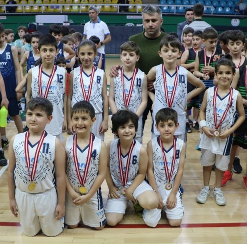 Basketbolda 23 Nisan Coşkusu
