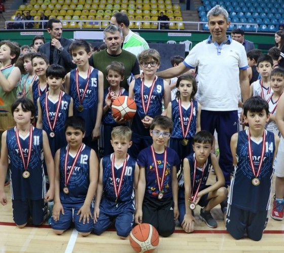 Basketbolda 23 Nisan Coşkusu