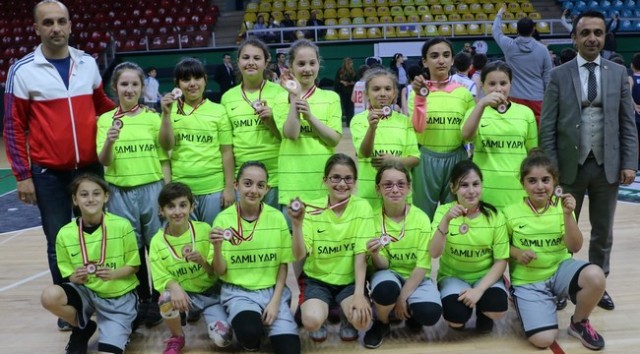 Basketbolda 23 Nisan Coşkusu