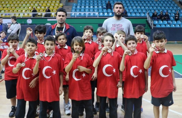 Basketbolda 23 Nisan Coşkusu