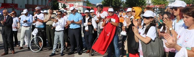 Bisikletçiler Demokrasi Meydanında