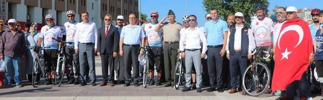 Bisikletçiler Demokrasi Meydanında