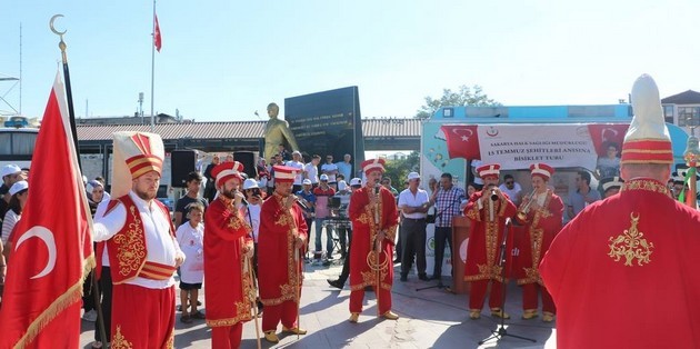 Bisikletçiler Demokrasi Meydanında
