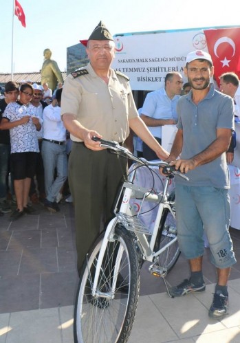 Bisikletçiler Demokrasi Meydanında