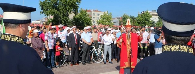 Bisikletçiler Demokrasi Meydanında