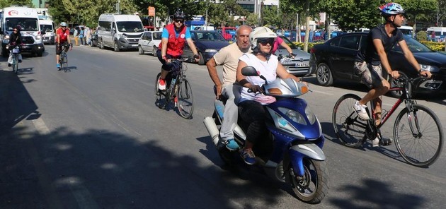 Bisikletçiler Demokrasi Meydanında