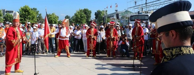 Bisikletçiler Demokrasi Meydanında