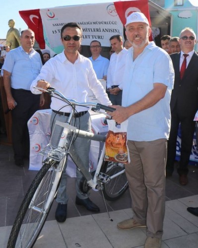 Bisikletçiler Demokrasi Meydanında