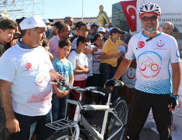 Bisikletçiler Demokrasi Meydanında