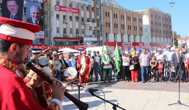 Bisikletçiler Demokrasi Meydanında