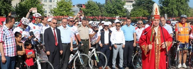 Bisikletçiler Demokrasi Meydanında