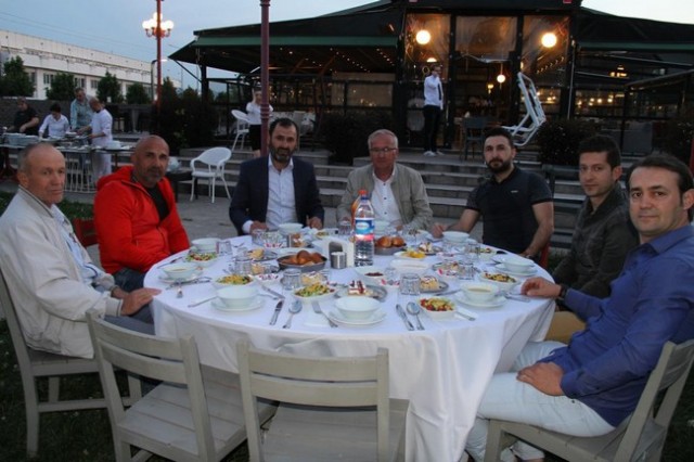 Harmanlıkspor şampiyonluğu kutladı