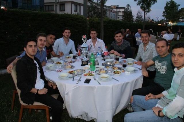 Harmanlıkspor şampiyonluğu kutladı