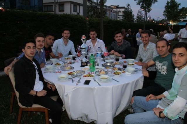 Harmanlıkspor şampiyonluğu kutladı