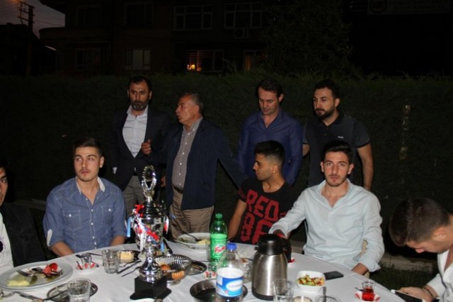 Harmanlıkspor şampiyonluğu kutladı