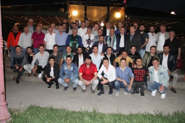 Harmanlıkspor şampiyonluğu kutladı