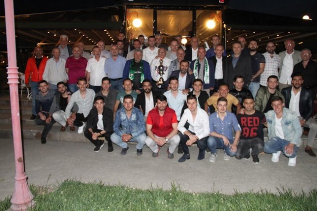 Harmanlıkspor şampiyonluğu kutladı
