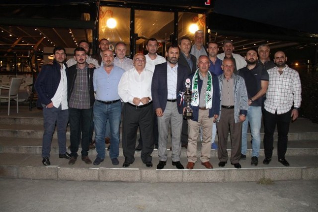 Harmanlıkspor şampiyonluğu kutladı