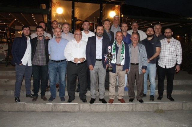 Harmanlıkspor şampiyonluğu kutladı