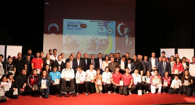 Yılın sporcularına ödülleri verildi
