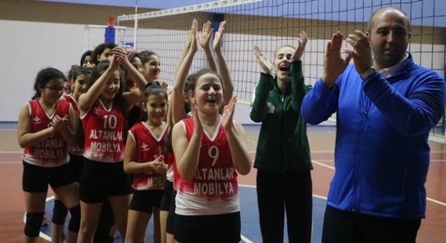 KÜÇÜK KIZLARDA ŞAMPİYON ZÜBEYDEHANIM
