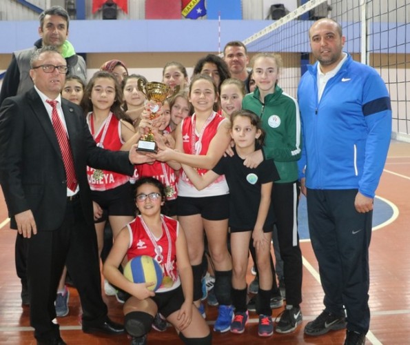 KÜÇÜK KIZLARDA ŞAMPİYON ZÜBEYDEHANIM
