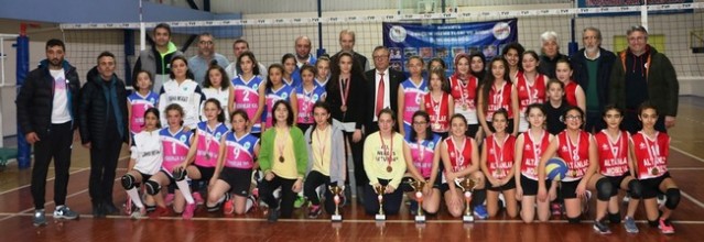 KÜÇÜK KIZLARDA ŞAMPİYON ZÜBEYDEHANIM
