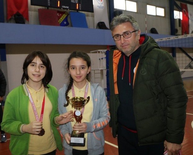 KÜÇÜK KIZLARDA ŞAMPİYON ZÜBEYDEHANIM