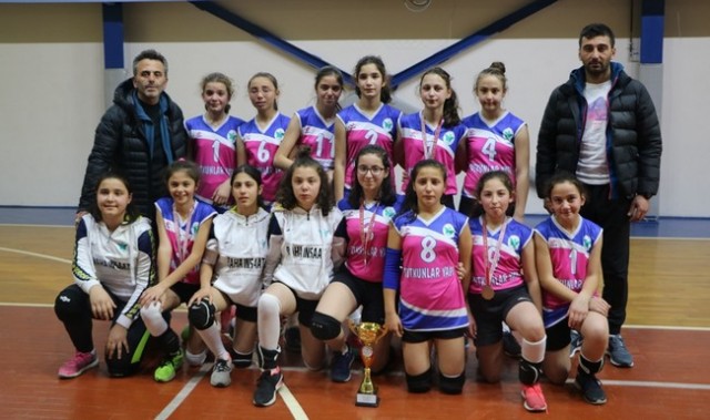 KÜÇÜK KIZLARDA ŞAMPİYON ZÜBEYDEHANIM