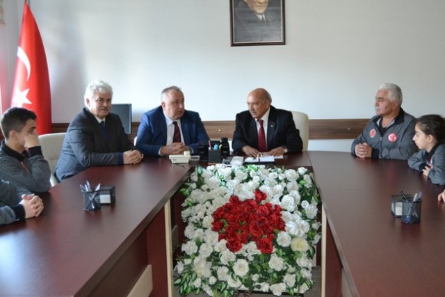 Kaymakam Karabulut Kick Bokscuları kutladı
