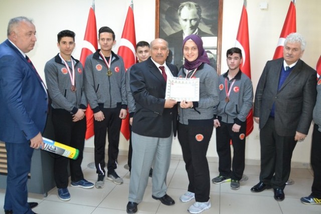 Kaymakam Karabulut Kick Bokscuları kutladı
