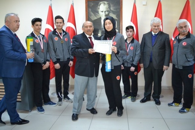 Kaymakam Karabulut Kick Bokscuları kutladı