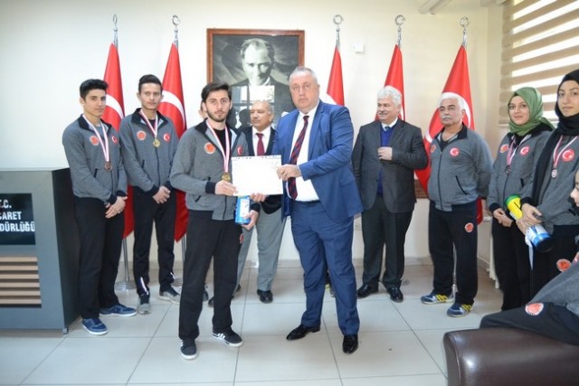 Kaymakam Karabulut Kick Bokscuları kutladı